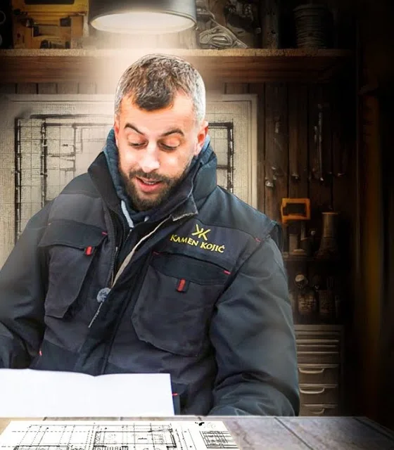 Darko Kojić nad planom kuće